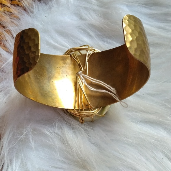 Gorgeous Large Agate Stone Wire Wrapped Gold Tone Cuff Bracelet - Picture 5 of 6